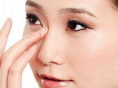 鼻子塌的人怎样使鼻梁变高