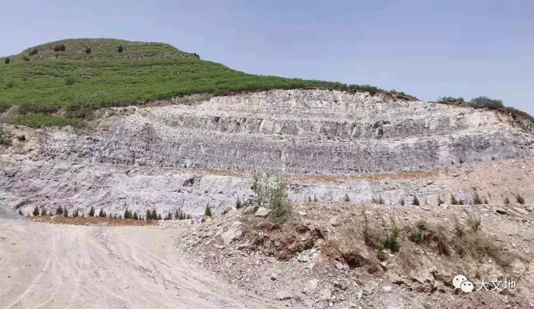 黄木纹板岩矿山，自然资源的挖掘与利用