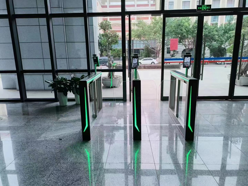 电动闸门玻璃门，现代建筑的智能出入选择