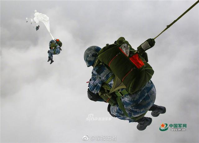 伞兵负重，挑战与荣耀的交织