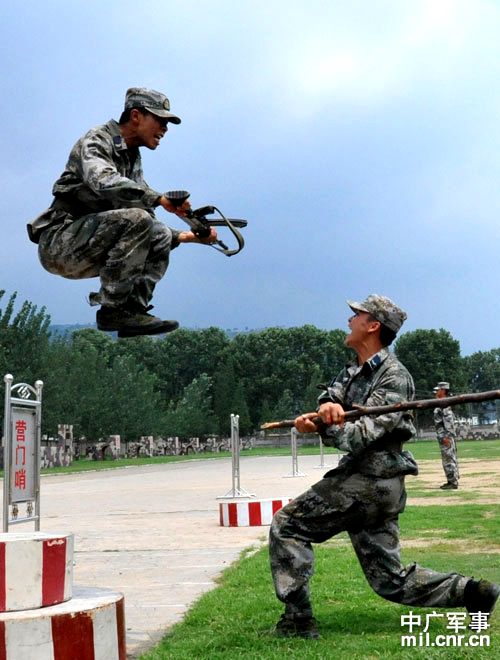 伞兵空降兵引导连，塑造空中尖兵的先锋力量