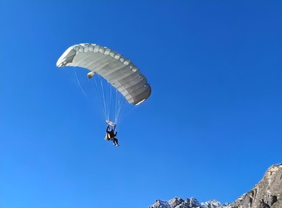 伞兵翼伞，空中突击的力量与魅力