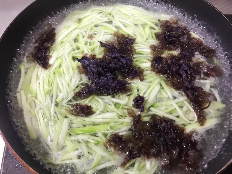 丝瓜金针菇紫菜蛋花汤，一道营养美味的汤品