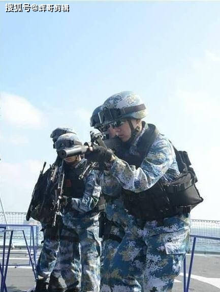 中国伞兵单兵装备图，揭示现代化军事力量的缩影